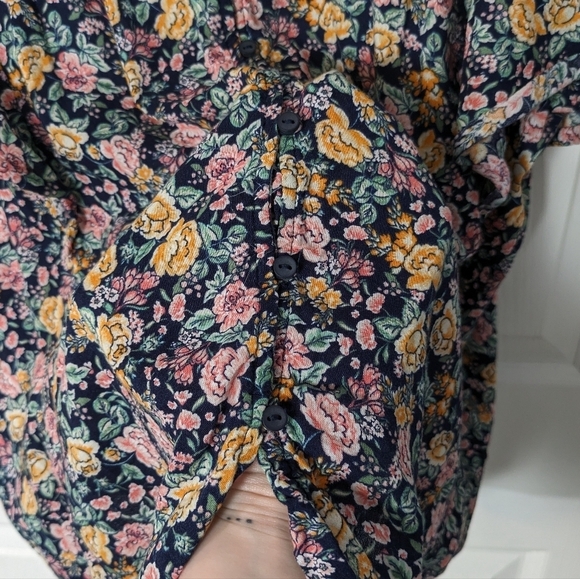 Old Navy Black Floral Short Flutter Sleeve Button-Up Blouse Size Medium‎ - Picture 6 of 7